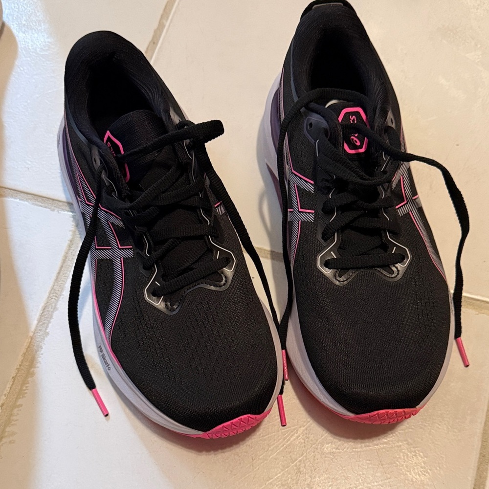 Women's ASICS Gel-Kayano 30 MISMATCH SIZE 8(left) and 8.5(right)